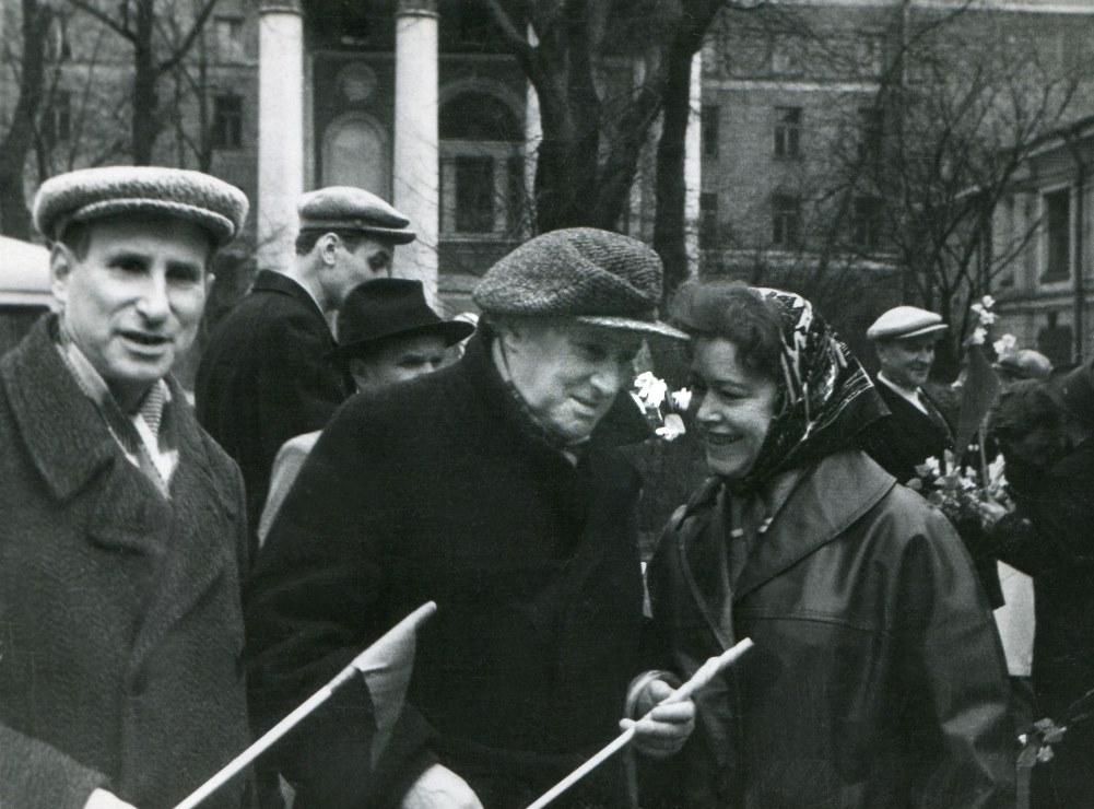 Экспонат #61. С Эрмлером на первомайской демонстрации. Ленинград. 1956-1957 гг.